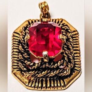 Vtg Sarah Coventry gold tone Red Faux stone braided Octagonal 1 Inch pendant